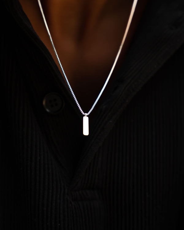 COLLAR DE CADENA CUADRADA CON DIJE